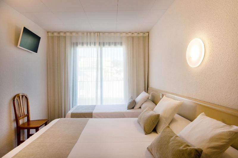 Triple Room (2 Adults + 1 Child) image 1