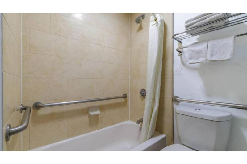 King Room with Roll-in Shower - Disability Access - Non-Smoking image 4