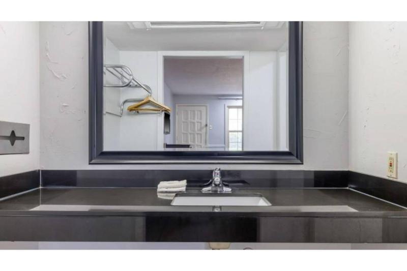 King Room - Non-Smoking image 2