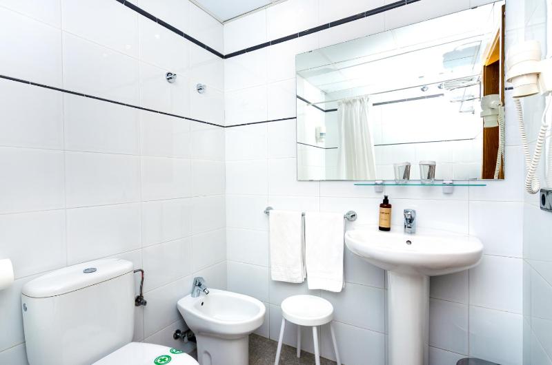 Double or Twin Room image 4
