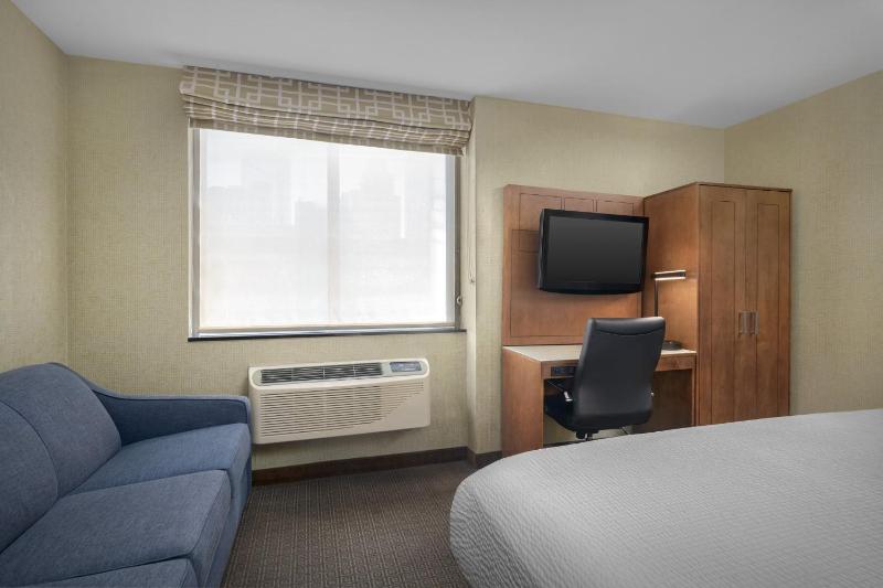 Standard King Room with Sofa Bed image 2