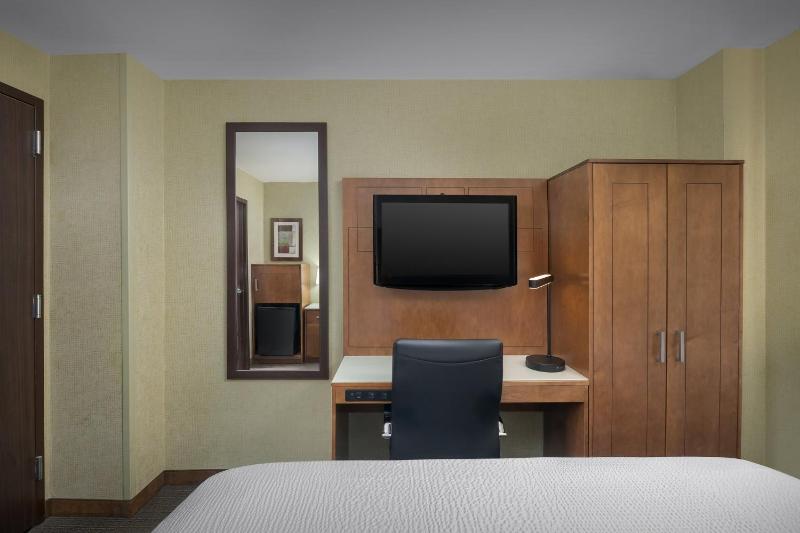 Standard King Room image 2