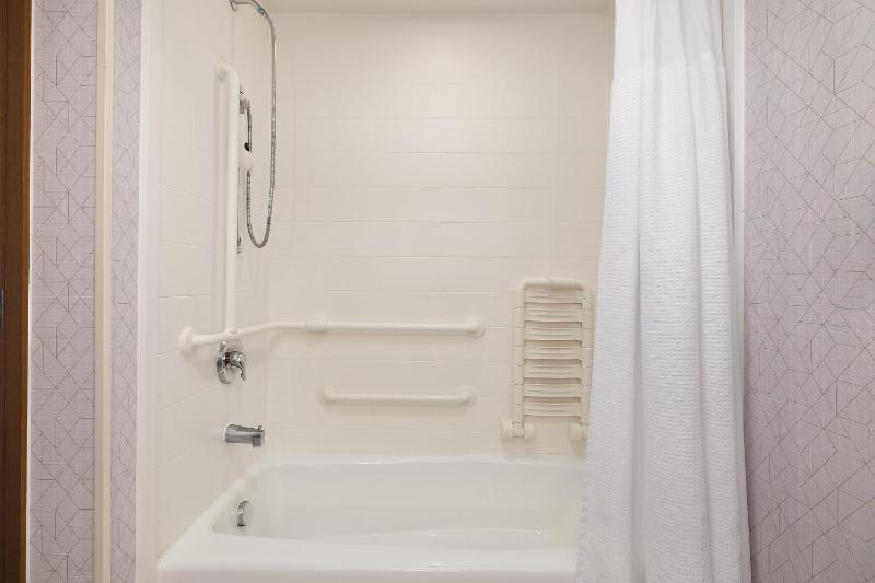 Queen Studio with Sofa Bed, Trundle bed and Adapted Tub - Mobility and Hearing Accessible image 2