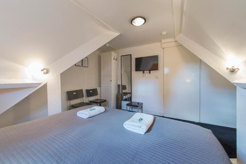 Double Room with Private Bathroom image 4