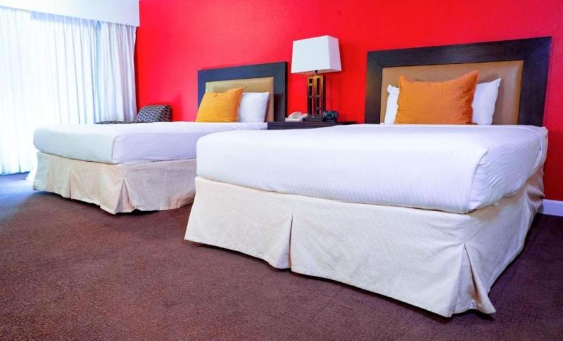 Deluxe Queen Room with Two Queen Beds - Non-Smoking image 2