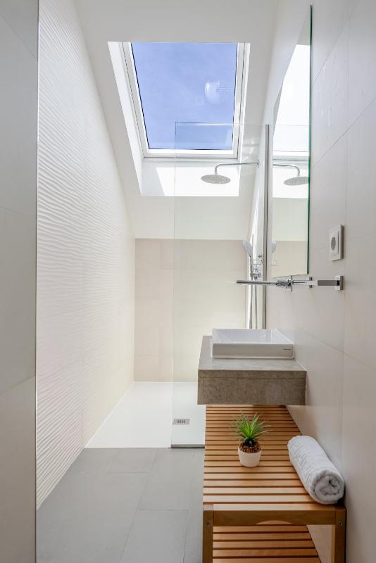 Decor Studios - Clérigos by Host Wise - image 2