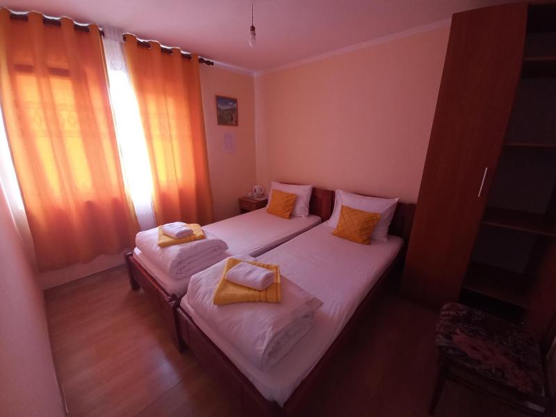 Seven-Bedroom House image 3