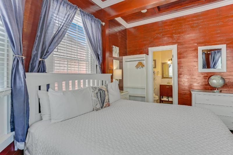 Deluxe King Room image 3