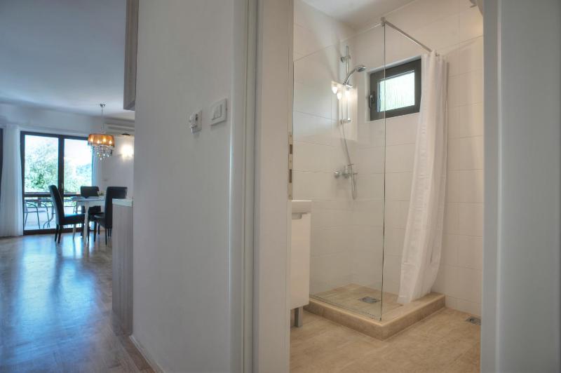 Family One-Bedroom Apartment with Sea View image 3