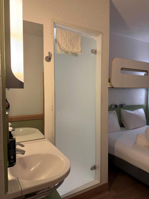 Triple Room with One Double Bed and One Bunk Bed image 3