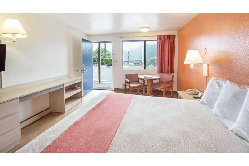 Deluxe King Room - Non-Smoking image 3