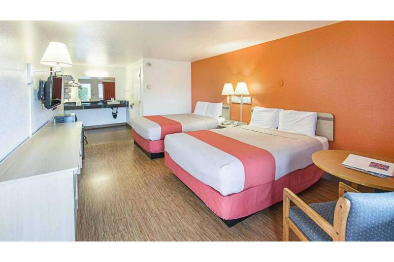 Queen Room with Two Queen Beds - Disability Access - Non-Smoking image 4