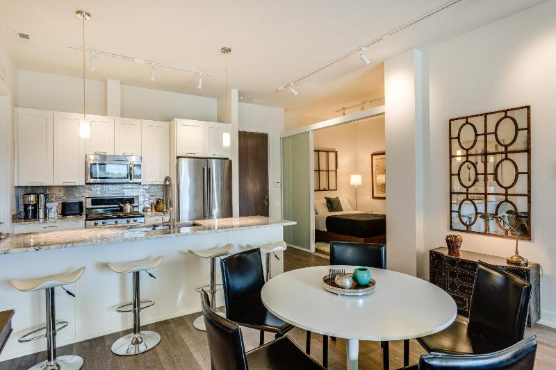 Designer 3BR with Balcony & Elevator on Clark! apts - image 8