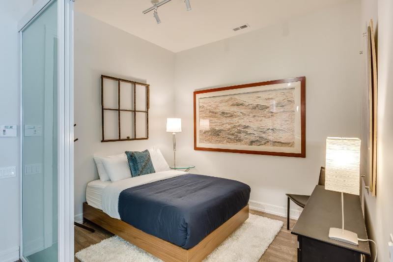 Designer 3BR with Balcony & Elevator on Clark! apts - image 13