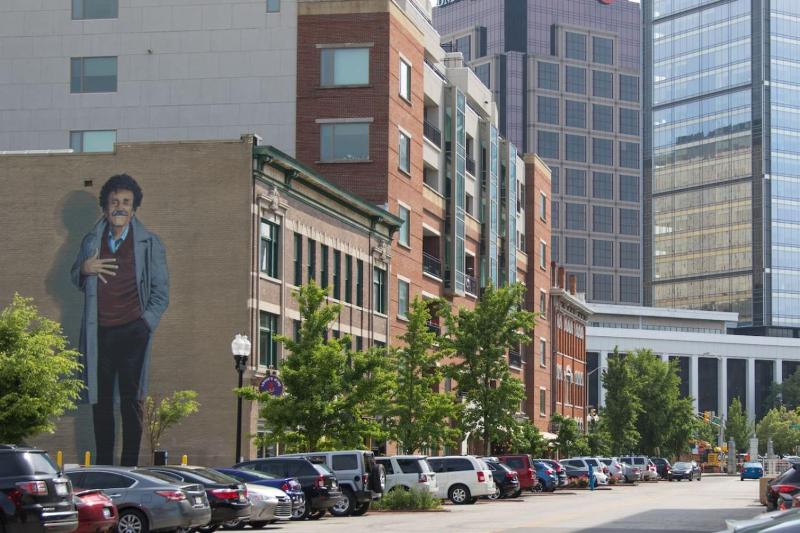 THE BEST Downtown Spot Free parking Pet friendly - image 15
