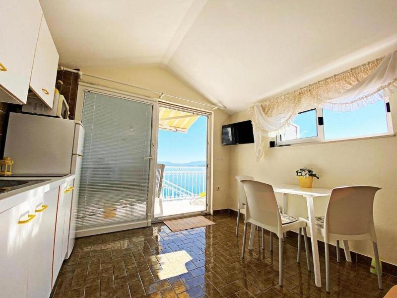 One-Bedroom Apartment with Terrace and Sea View image 4