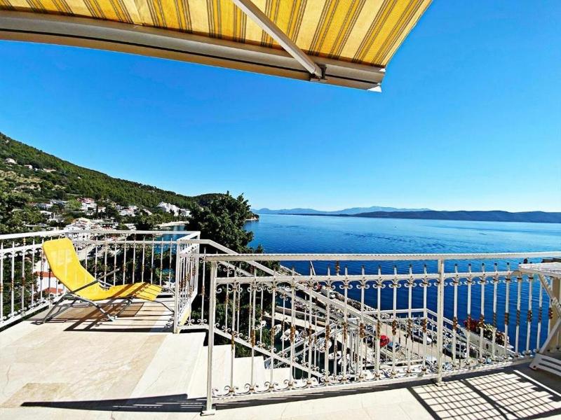 One-Bedroom Apartment with Terrace and Sea View image 3