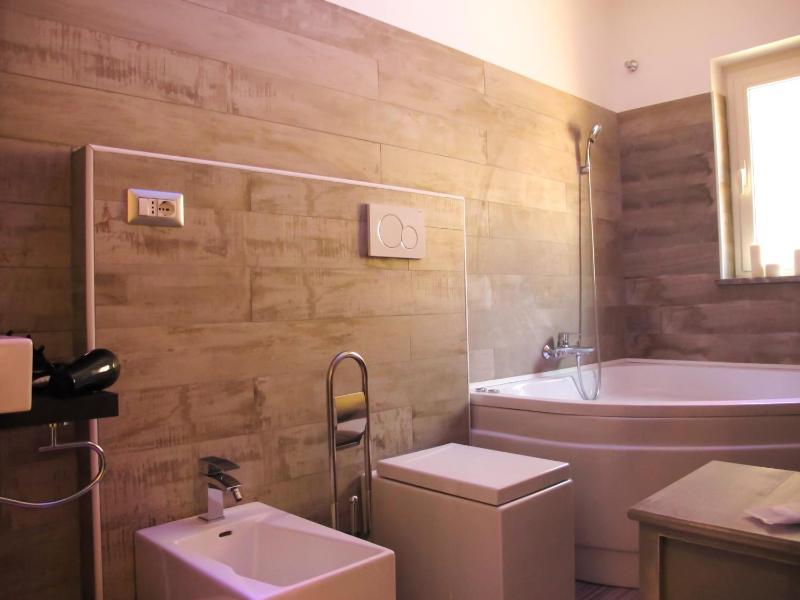 Suite with Spa Bath image 4