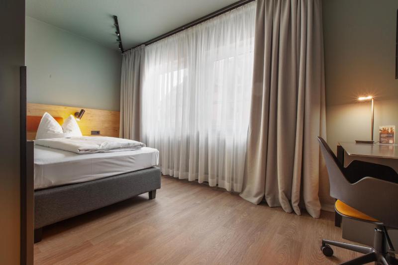 Standard Single Room image 3