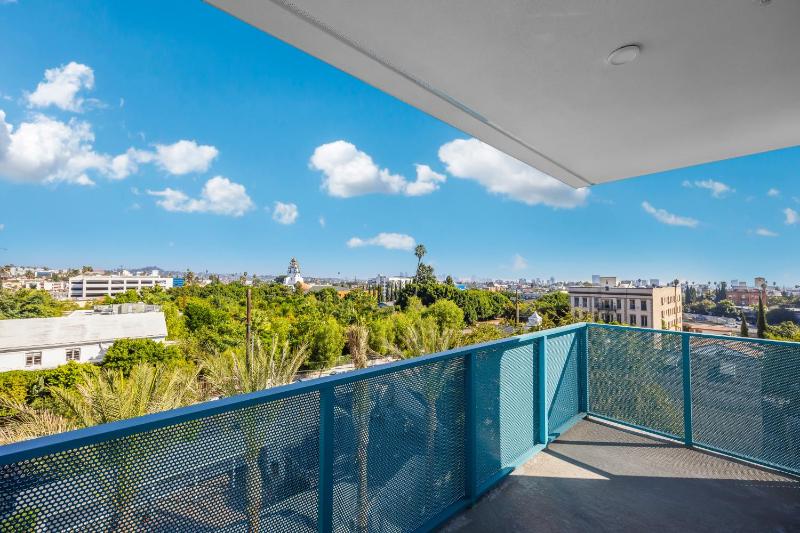 One Lux Stay - Hollywood - image 8