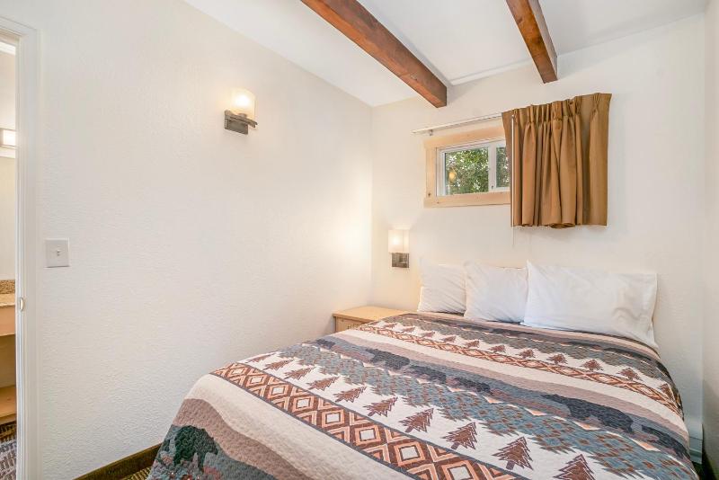Queen Room with Two Queen Beds image 3