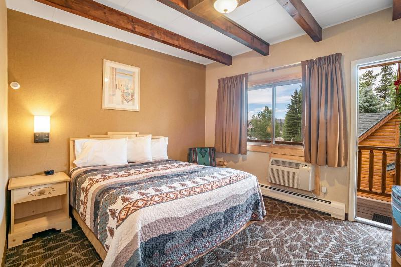 Queen Room with Two Queen Beds image 4