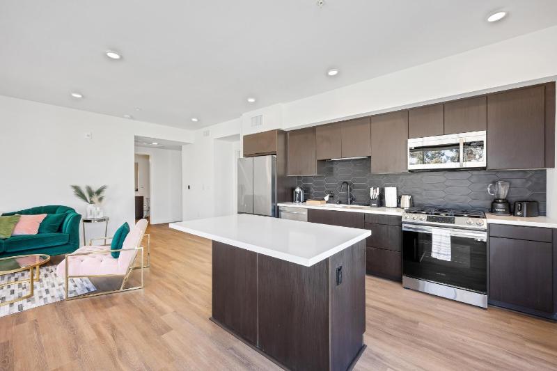 One Lux Stay - Hollywood - image 11