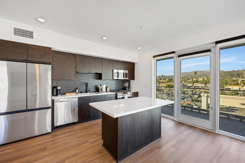 One Lux Stay - Hollywood - image 16