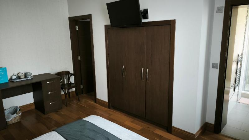 Deluxe Family Room image 4