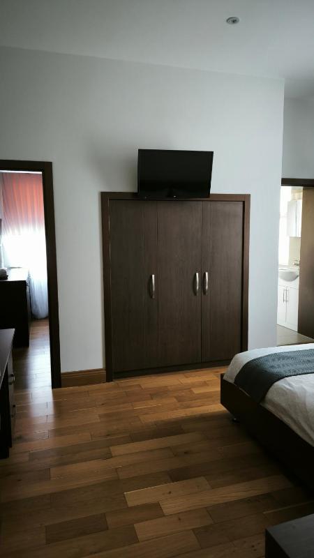 Deluxe Family Room image 2