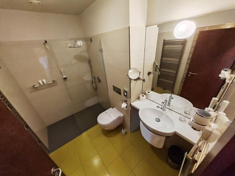 Economy Twin Room image 3