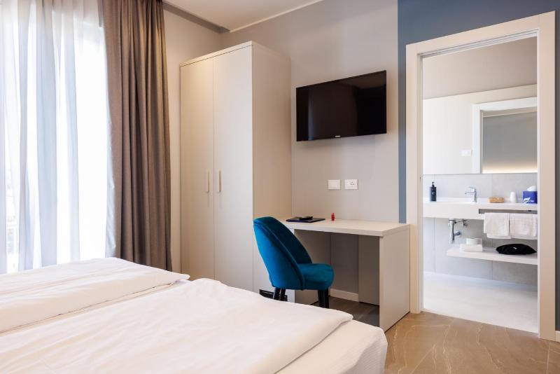 Superior Double or Twin Room with Pool View image 3