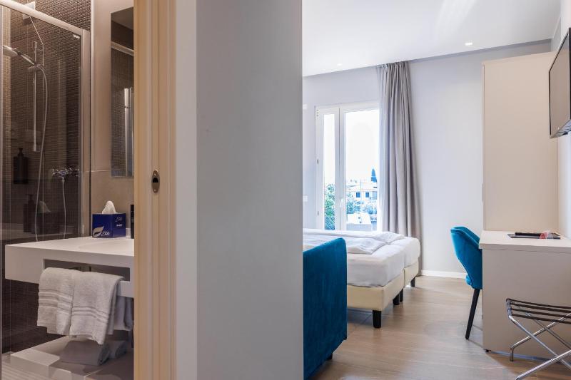 Superior Double or Twin Room with Pool View image 4