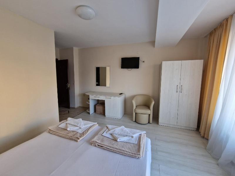 Double Room with Extra Bed image 4