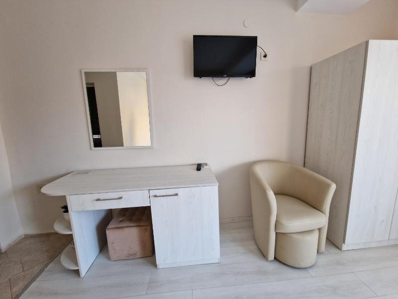 Double Room with Extra Bed image 2