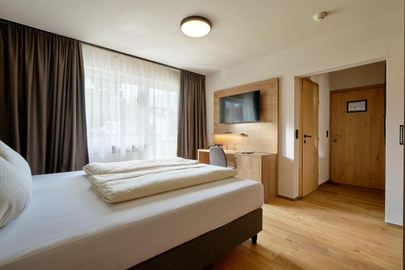 Standard Double Room image 3