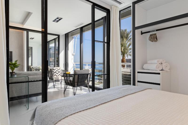 Black and White Beach - Boutique Apartment with Sea Views - image 5