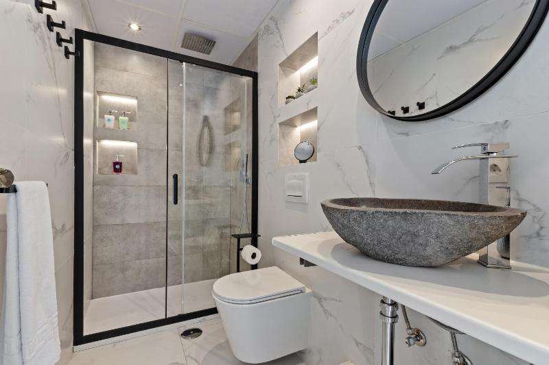 Black and White Beach - Boutique Apartment with Sea Views - image 19