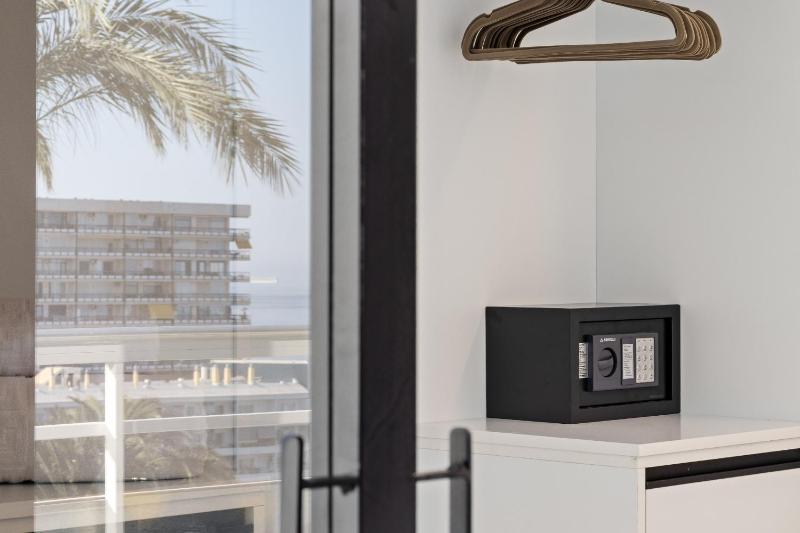 Black and White Beach - Boutique Apartment with Sea Views - image 7