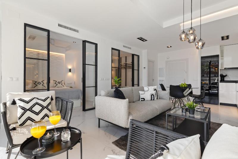 Black and White Beach - Boutique Apartment with Sea Views - image 4