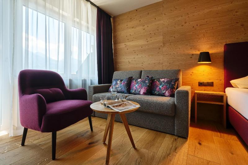 Double Room with Balcony image 3