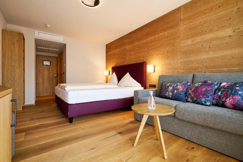 Double Room with Balcony image 2