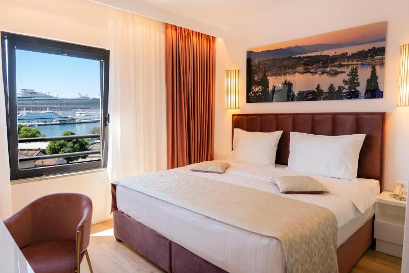 Standard Double Room with Partial Sea View image 1