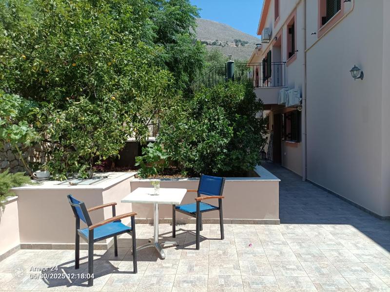 Studio with Garden View image 2