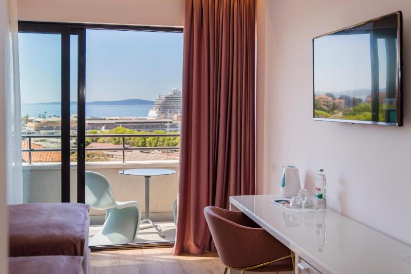 Superior Double or Twin Room with Sea View and Balcony image 3
