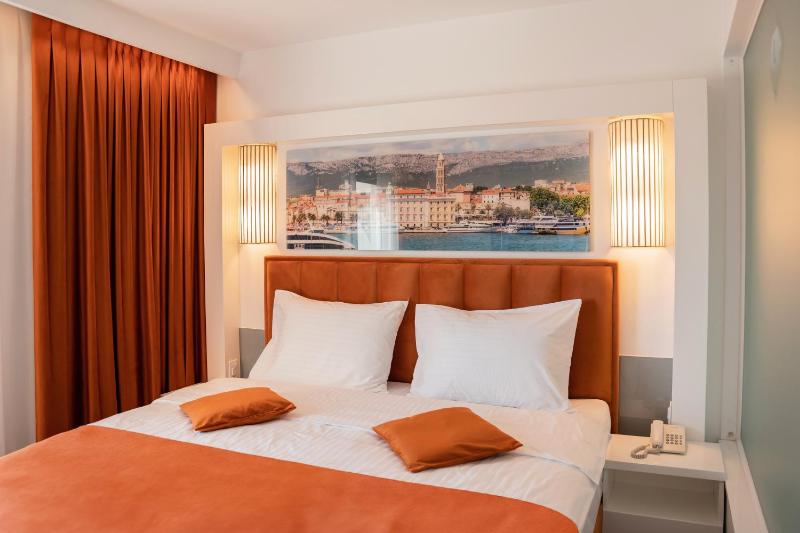 Classic Double or Twin Room image 3