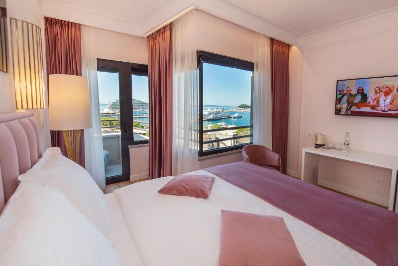 Standard Single Room with Sea View image 3
