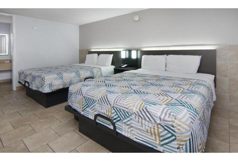 Quadruple Room - Non-Smoking image 4