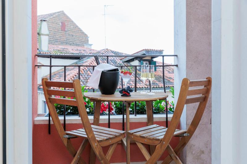 Deluxe Triple Room with Canal View image 2