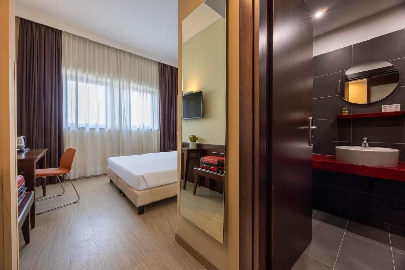 Classic Double Room image 4